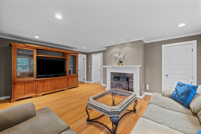 6 Dixfield Rd, Worcester, MA 01606