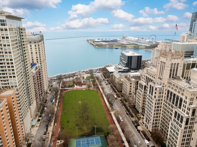 850 N Dewitt Place 13E, Chicago, IL 60611