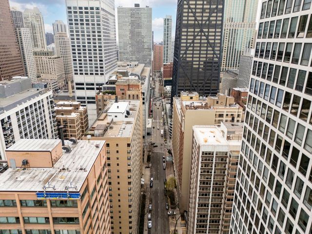 850 N Dewitt Place 13E, Chicago, IL 60611