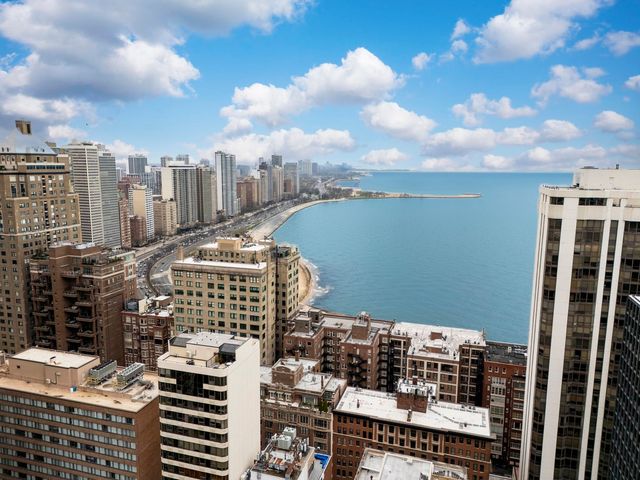 850 N Dewitt Place 13E, Chicago, IL 60611