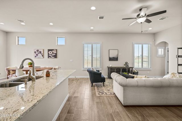 704 Cedarwood Avenue, Horizon City, TX 79928