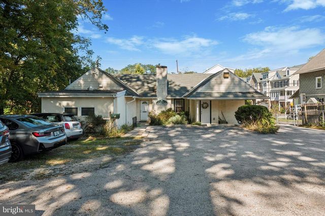 1058 LANCASTER, Berwyn, PA 19312