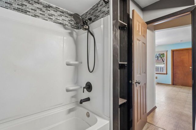 3414 Oakwood DRIVE, Racine, WI 53406