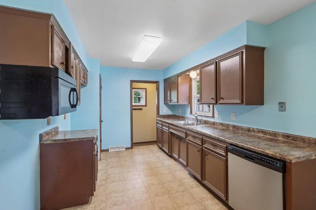 3414 Oakwood DRIVE, Racine, WI 53406