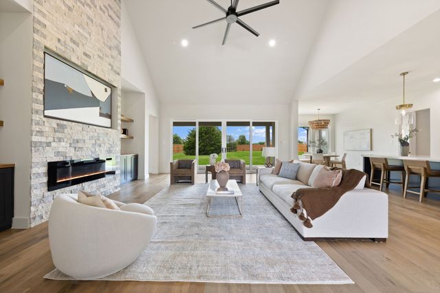 461 Whispering Way, Red Oak, TX 75154