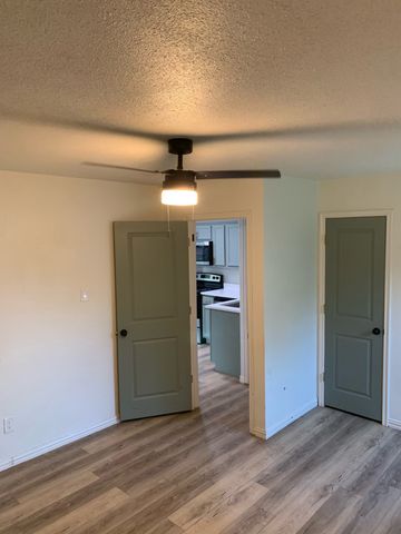 205 E Bremond Street, Ennis, TX 75119