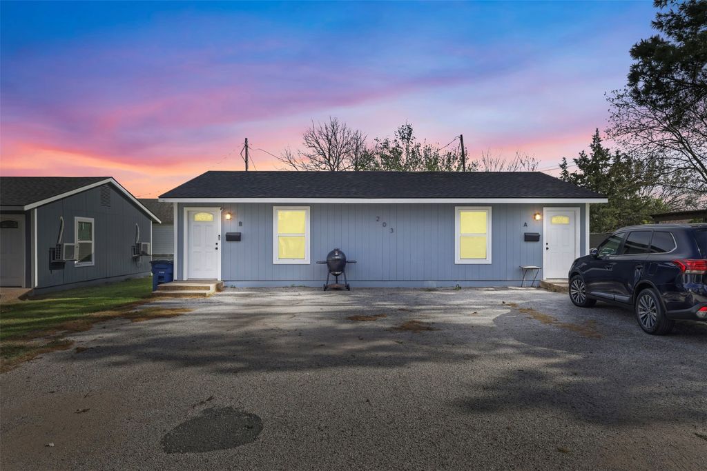 205 E Bremond Street, Ennis, TX 75119