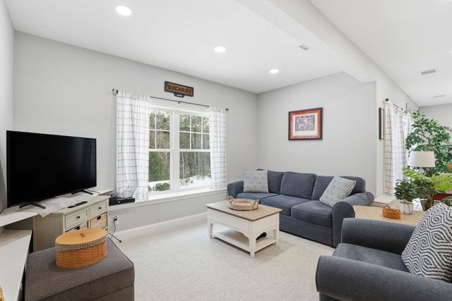 8 Daylily Dr 8, Plymouth, MA 02360