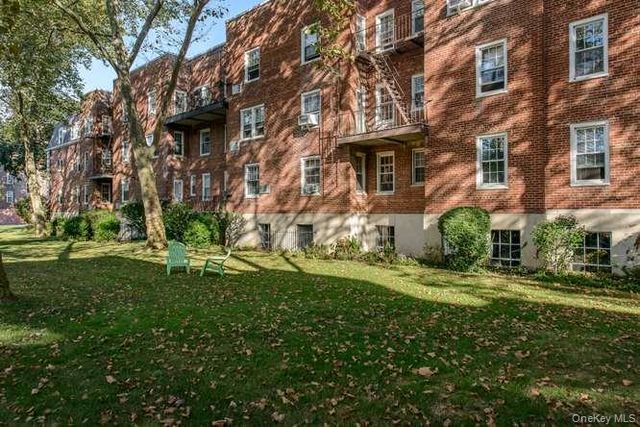 22 Hamilton Place H3, Garden City, NY 11530