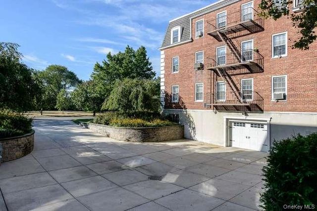 22 Hamilton Place H3, Garden City, NY 11530