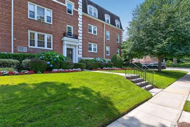 22 Hamilton Place H3, Garden City, NY 11530