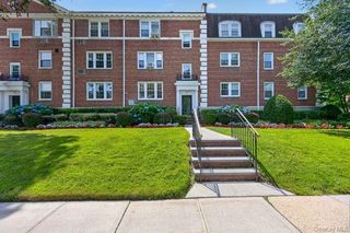 22 Hamilton Place H3, Garden City, NY 11530