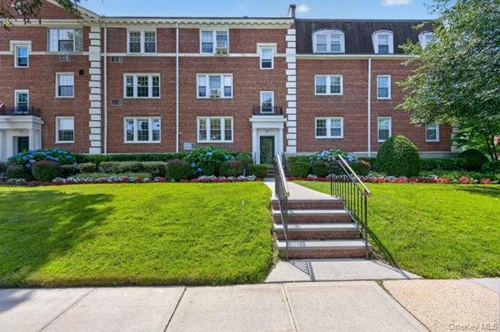 22 Hamilton Place H3, Garden City, NY 11530