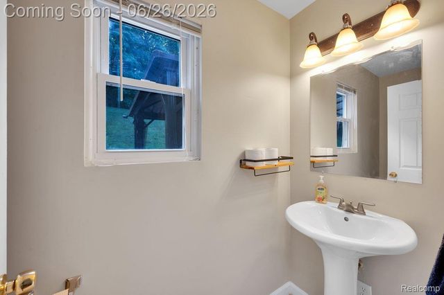 126 Eagle Ridge Road, Orion Charter Township, MI 48360