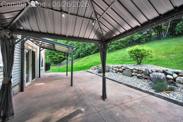 126 Eagle Ridge Road, Orion Charter Township, MI 48360