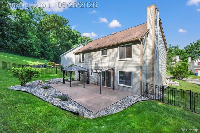 126 Eagle Ridge Road, Orion Charter Township, MI 48360