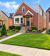 2942 N New England Avenue, Chicago, IL 60634