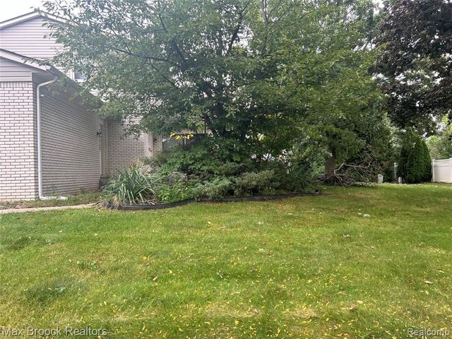 2081 Babcock Drive, Troy, MI 48084
