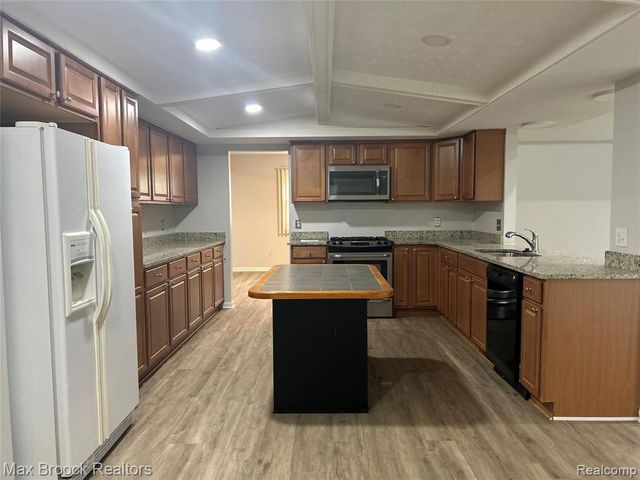 2081 Babcock Drive, Troy, MI 48084