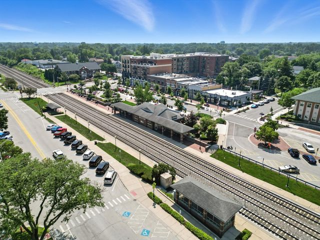 32 W BURLINGTON Avenue, Westmont, IL 60559