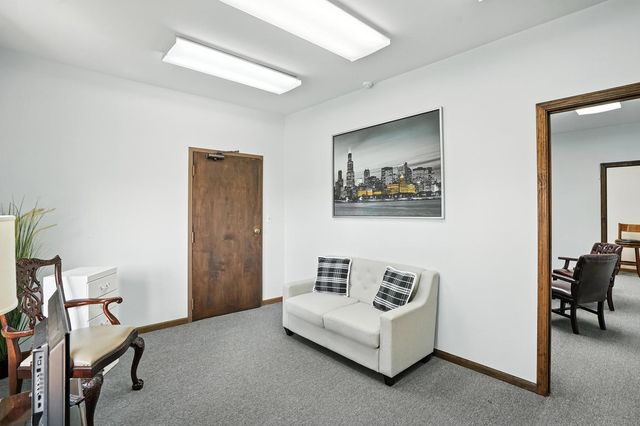 32 W BURLINGTON Avenue, Westmont, IL 60559