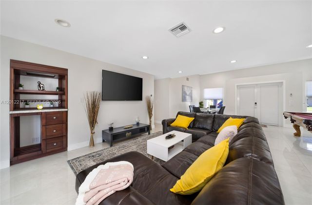 31 SE 12th Street, Pompano Beach, FL 33060
