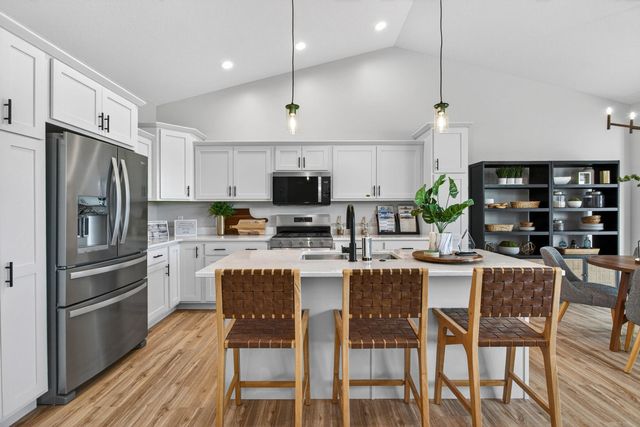 425 N 2ND Avenue, Eldridge, IA 52748