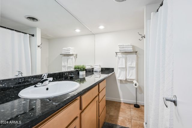 1702 W TUCKEY Lane 230, Phoenix, AZ 85015
