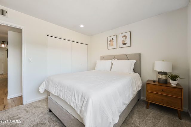 1702 W TUCKEY Lane 230, Phoenix, AZ 85015
