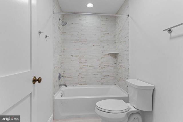 302 OLD KINGFISHER LN, Malvern, PA 19355
