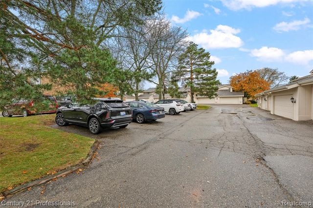 7106 Bridge Way W, West Bloomfield, MI 48322