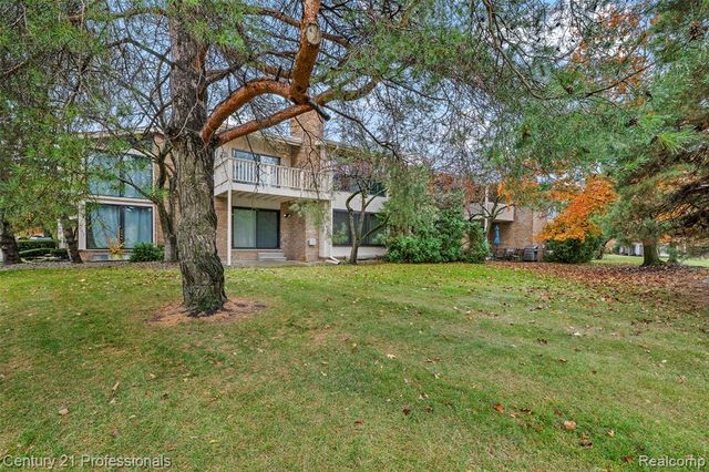 7106 Bridge Way W, West Bloomfield, MI 48322