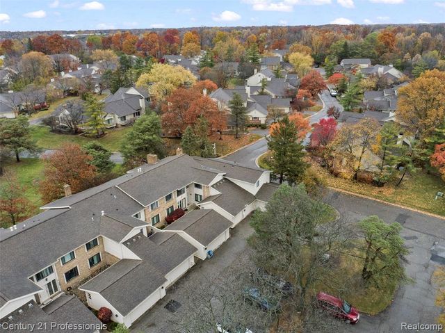7106 Bridge Way W, West Bloomfield, MI 48322
