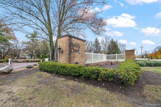 7106 Bridge Way W, West Bloomfield, MI 48322