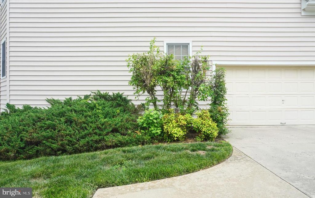 Image 3 of property listing at 12802 WILLOW MARSH LN, Bowie, MD 20720