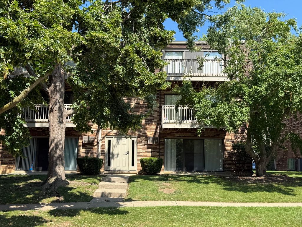 239 W Court Of Shorewood 1B, Vernon Hills, IL 60061