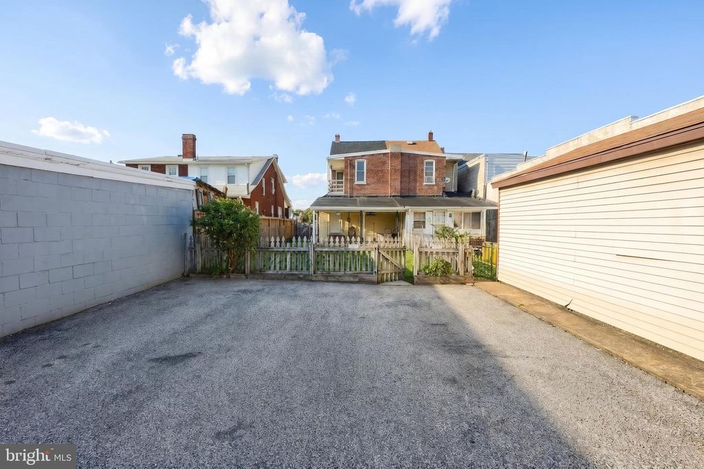Image 4 of property listing at 1504 STANTON ST, York, PA 17404