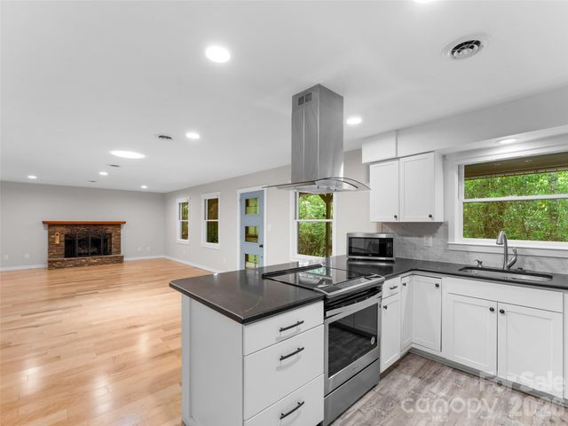 90 Cheestoonaya Way, Brevard, NC 28712