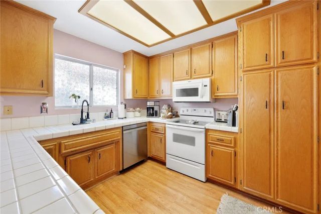 1083 Sombra Way, San Jacinto, CA 92582