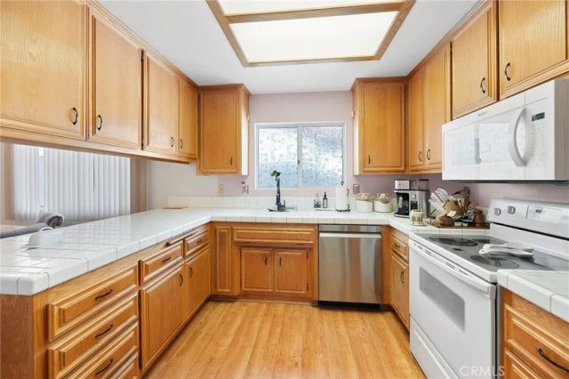 1083 Sombra Way, San Jacinto, CA 92582