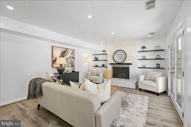 8896 SWEETBRIAR, Manassas, VA 20110