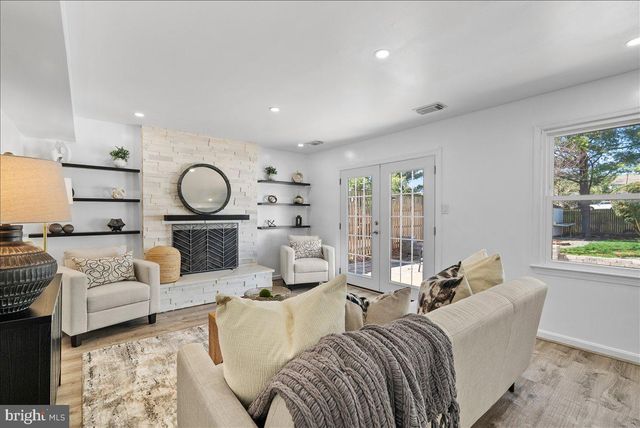 8896 SWEETBRIAR, Manassas, VA 20110