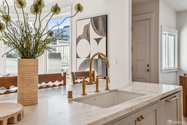 160 Noe Street, San Francisco, CA 94114