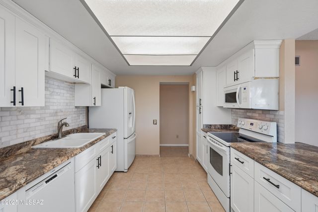 871 N Camino De Luz, Green Valley, AZ 85614