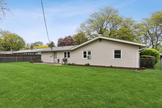 4 S Cypress Lane, North Aurora, IL 60542