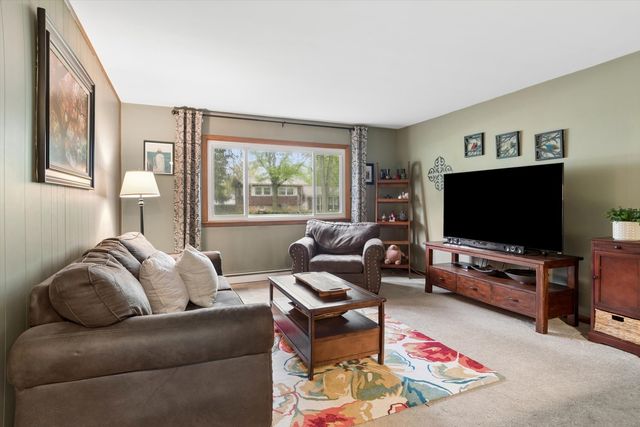 4 S Cypress Lane, North Aurora, IL 60542