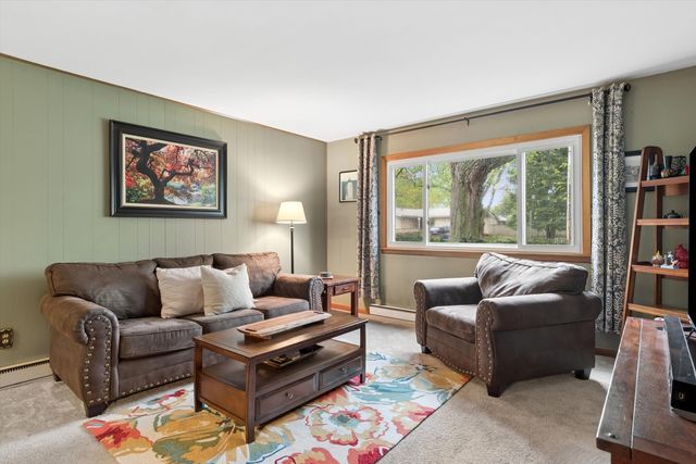 4 S Cypress Lane, North Aurora, IL 60542