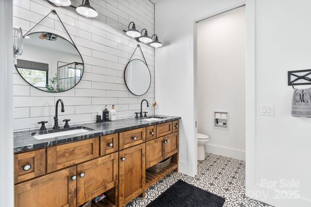 8250 Peninsula Lane, Sherrills Ford, NC 28673