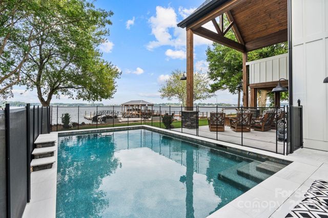 8250 Peninsula Lane, Sherrills Ford, NC 28673