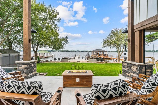 8250 Peninsula Lane, Sherrills Ford, NC 28673